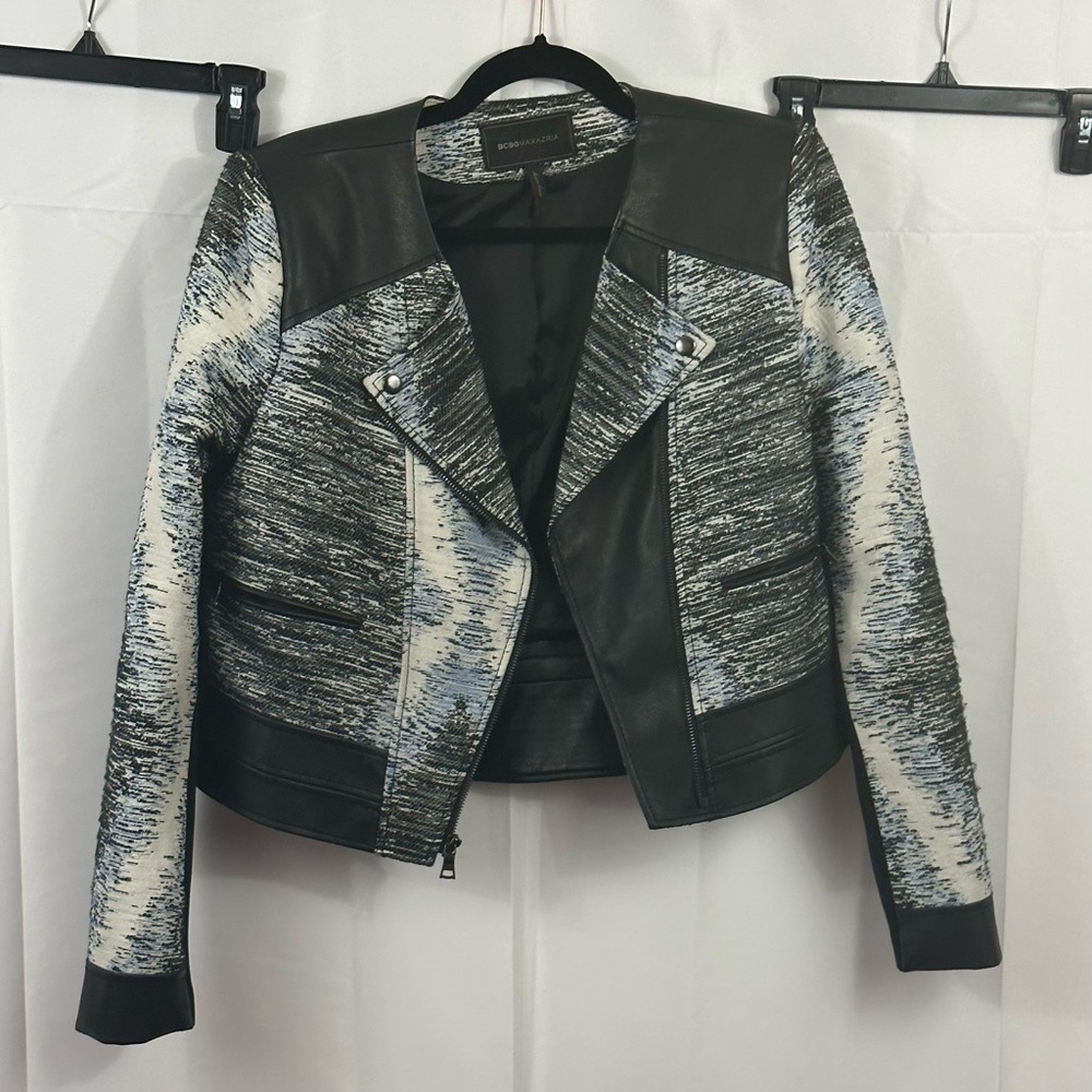 BCBGMAXAZRIA JACKET SIZE XL BLUE AND BLACK PRINT